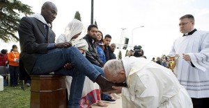 pope-francis-washes-refugees-feet